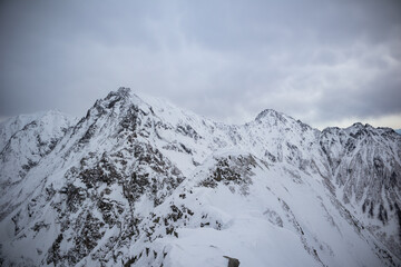 Fototapeta na wymiar 冬の西穂高岳から見る奥穂高岳方面
