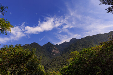 屋久島の西部林道の山々と青い空