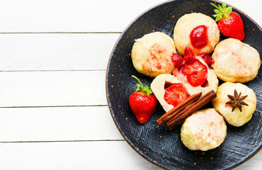 Sweet dumplings with strawberries or knedlik