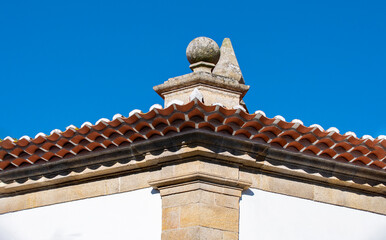 Haus  mit dekorativen Dach Verzierung Elementen   