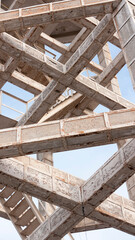 Obraz premium Escaleras y travesaño en estructura de torre 