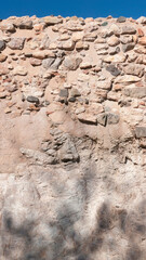 Muro histórico con mezcla de piedras, bloques y ladrillos