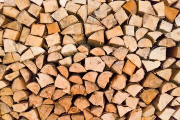 Hintergrund Holzstapel aus gespaltenen Holzstämmen