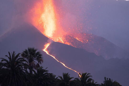 Erupci&oacute;n del volc&aacute;n Cumbre Vieja en la isla de La Palma, Canarias.