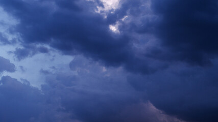 Temps orageux, et ciel occupé par de gros cumulonimbus - obrazy, fototapety, plakaty