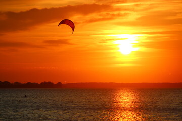 Surfer im Sonnenuntergang