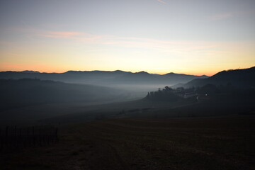 Nebbia in collina in oltrepò pavese