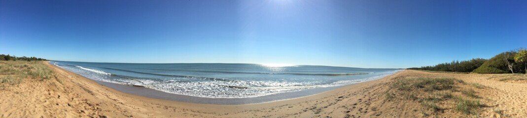 Weiter Sandstrand in Australien tolles Wetter herrlicher Sonnenschein
