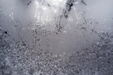 une vitre gelée d'un appartement en hiver