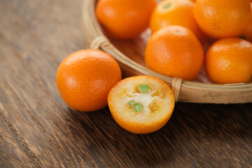 金柑を木目テーブルで