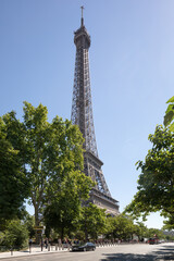 La Tour Eiffel au milieu des arbres, sous un ciel bleu