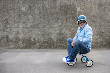 Funny businessman driving retro trike outdoor - 478516575