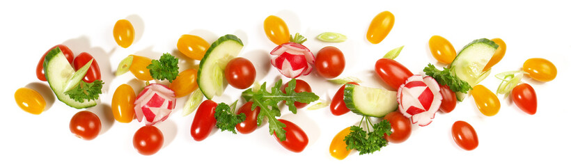Obraz na płótnie Canvas Rote und gelbe Kirschtomaten mit Salat, Gemüse und Radieschen - Freigestellt. Rohkost Vegan Panorama