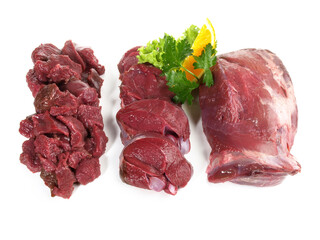Rehfleisch roh - Steaks, Gulasch und Braten aus der Keule Freigestellt