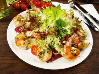 Gemischter Salat mit Jakobsmuscheln und Garnelen