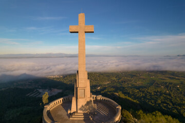 foto de la cruz de san salvador con la niebla de fondo en la isla de majorca 