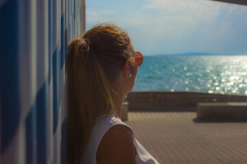 foto de una mujer con gafas de sol mirando el mar 