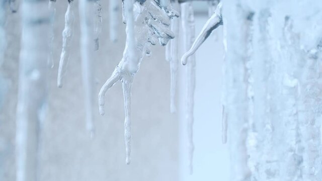 【冬】凍った氷柱から水滴がポタポタと滴る様子
