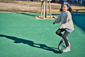 一輪車に乗る女の子 © 裕使 大嶽