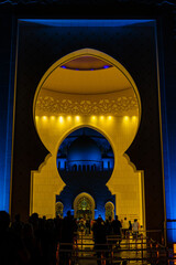 シェイクザーイドモスクと人々のシルエット（アブダビ・UAE）