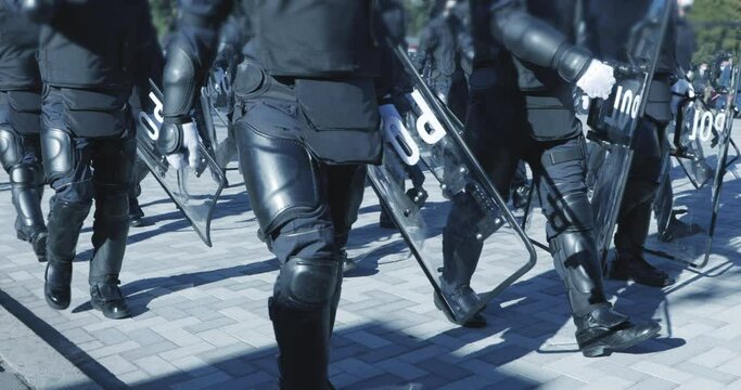 団体で行進の練習をする警察官