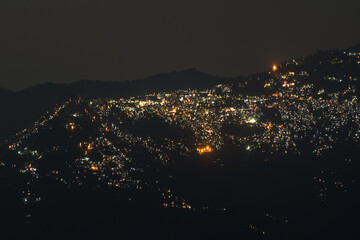 Prachtig nachtbeeld van Darjeeling, Queen of Hills, gezien vanaf Okhrey, Sikkim, India
