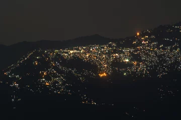Photo sur Plexiglas Kangchenjunga Beautiful night image of Darjeeling, Queen of Hills, as seen from Okhrey, Sikkim, India