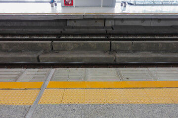 yellow line symbol protects passengers from falling into the electric rail