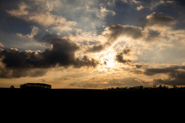 Campagne - coucher de soleil en clair obscur - panorama