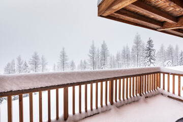Balcon sous la neige en montagne savoie 