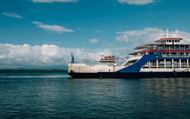 Ferry en puerto