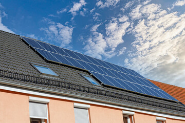 Mehrfamilienhaus mit Solaranlage auf dem Dach