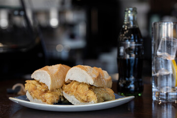 Bocadillo de tortilla, comida típica española.