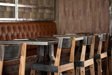 Deliciosa hamburguesa a la parrilla. Hamburguesa fresca casera con lechuga y queso sobre mesa negra rústica.