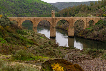 Fototapeta na wymiar Die Brücke “Puente Romana“ über den Tajo