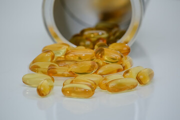 Capsula de omega 6 e 3 na cor transparente amarela.
