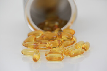 Capsula de omega 6 e 3 na cor transparente amarela.
