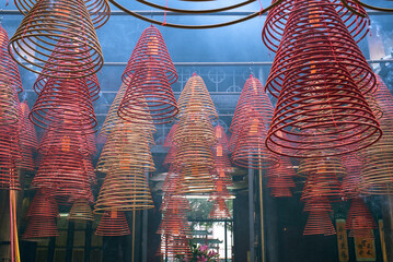 Hanging incense coils at Tin Hau Temple in Hong Kong　香港の寺 天后廟の渦巻き線香 - obrazy, fototapety, plakaty