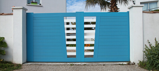 Portail bleu d'une maison	