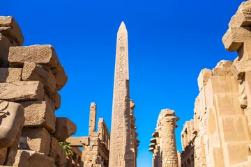 Foto op Plexiglas EGYPT - KARNAK TEMPLE - Travel tour group wanders through Karnak Temple. Beautiful Egyptian landmark with hieroglyphics, decayed temples, obelisks, towers, and other buildings. Luxor, Egypt © alipko