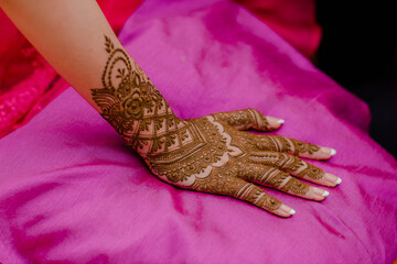 henna on hands