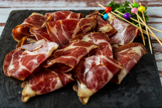 Close-up of some delicious pork bondiola fetas.