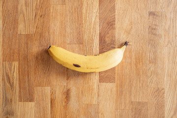 Banane Flatlay auf Holztextur