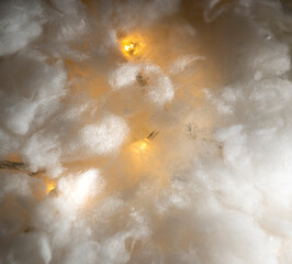 Textura de nube blanca con guía de luces navideñas doradas