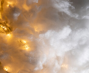 Textura de nube blanca con guía de luces navideñas doradas
