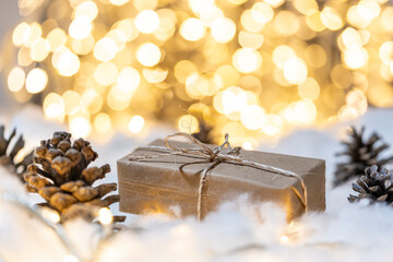 regalo de navidad con fondo desenfocado de luces doradas con bokeh
