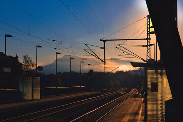 Fototapeta na wymiar Sonnenaufgang Bahnhof, Bahnstein, Jena Paradies, Paradiesbahnhof, Jena Thüringen, fantastic light at morning, Jena in Germany
