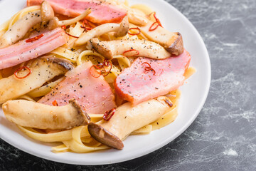 キノコとベーコンのペペロンチーノ