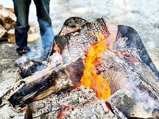お炊き上げと男性の足