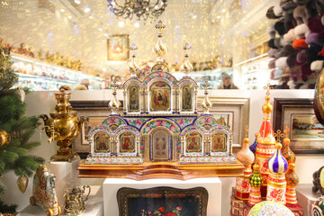 Showcase of a Russian souvenir shop with icons and a samovar. Moscow. 21.12.2018